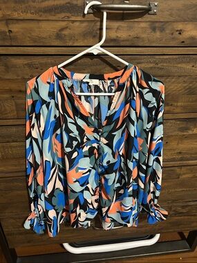 entro Multicolor Abstract Button-Front Blouse. Work. Business. Dressy. Suit